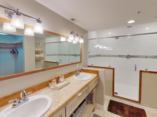 a bathroom with two sinks and a large mirror at Drayton Escape in Savannah