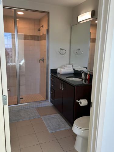 Ένα μπάνιο στο Downtown one bedroom