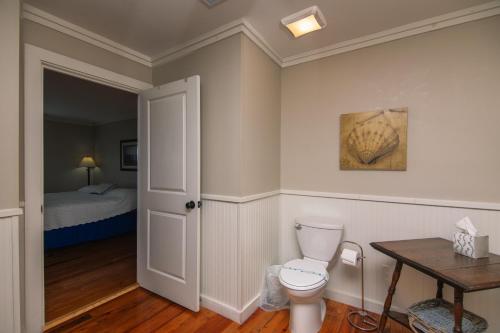 uma casa de banho com um WC e uma cama em Commander em Edisto Island
