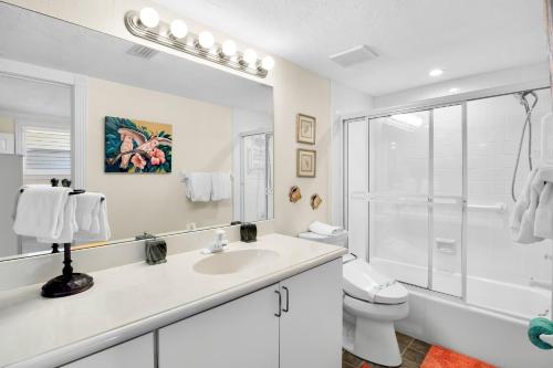 シエスタ・キーにあるGulf and Bay Club- C611の洗面台とシャワー付きの白いバスルーム