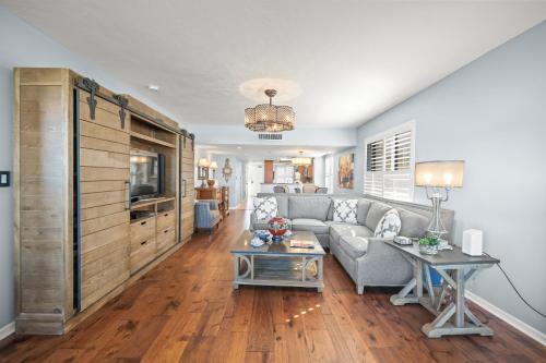 シエスタ・キーにあるGulf and Bay Club- F407のソファとテーブルのあるリビングルーム