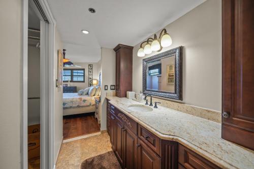 シエスタ・キーにあるGulf and Bay Club- F407の洗面台付きのバスルームと寝室