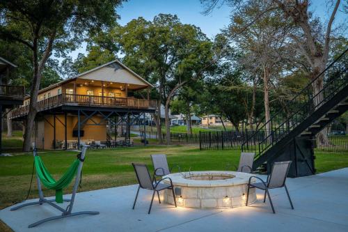 eine Terrasse mit Stühlen, einem Tisch und einem Haus in der Unterkunft Lakefront Dock & Fire Pit Book with Family for Wurstfest Now in McQueeney