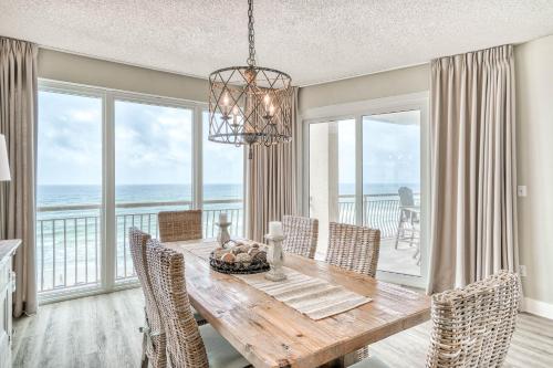 HP 36W Condo by 30A Escapes في روزماري بيتش: غرفة طعام مع طاولة وإطلالة على المحيط