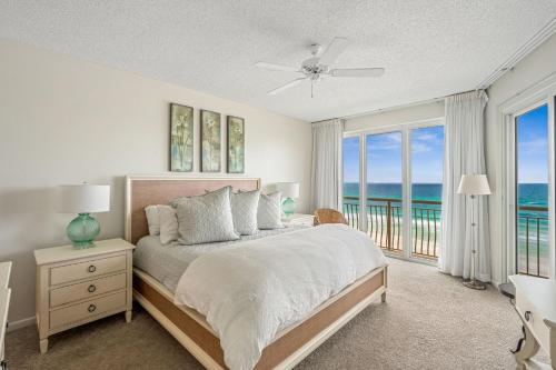 sypialnia z łóżkiem i widokiem na ocean w obiekcie HP 34E On the Gulf by 30A Escapes w mieście Rosemary Beach