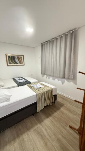a bedroom with a bed and a window at AP 104 com Piscina e Churrasqueira - Canoas Flecheiras in Trairi