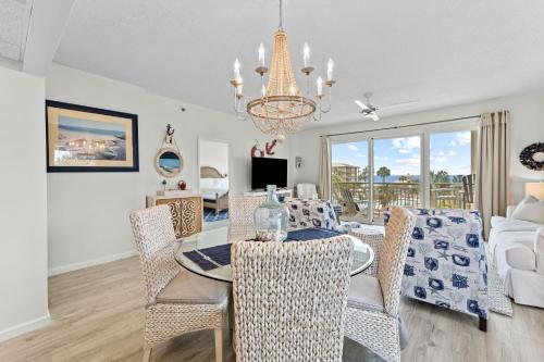 une salle à manger et un salon avec une table et des chaises dans l'établissement HP 325 Sandy Bottoms by 30A Escapes, à Rosemary Beach