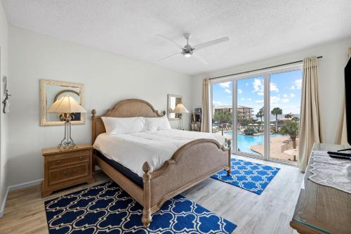 une chambre avec un lit et une vue sur une piscine dans l'établissement HP 325 Sandy Bottoms by 30A Escapes, à Rosemary Beach