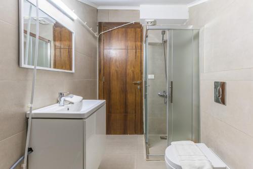 Ένα μπάνιο στο Valley 2BR Apartment In Faraya