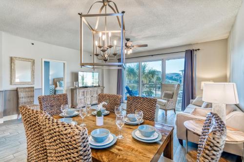 een eetkamer en woonkamer met een tafel en stoelen bij HP 315 Condo by 30A Escapes in Rosemary Beach