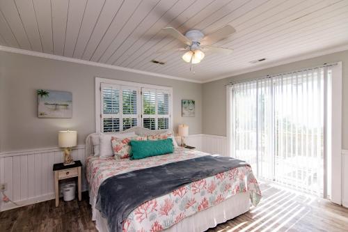 ein Schlafzimmer mit Bett und Deckenventilator in der Unterkunft Barefoot Bungalow in Edisto Island