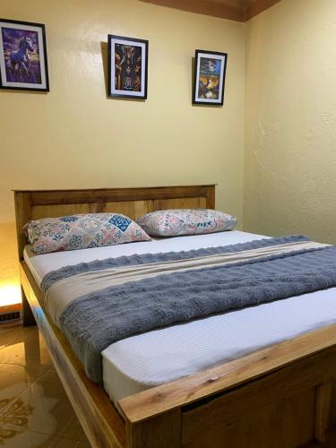 ジンジャにあるLa Jinjaのベッドルームに枕付きの木製ベッド1台