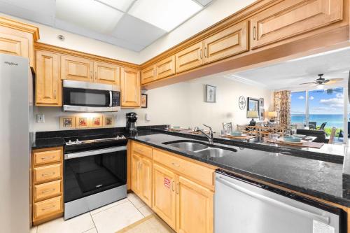 Nhà bếp/bếp nhỏ tại HP 15E Gulf Front Condo by 30A Escapes