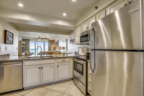 duża kuchnia z lodówką ze stali nierdzewnej w obiekcie HP 12W Gulf Front Condo by 30A Escapes w mieście Rosemary Beach