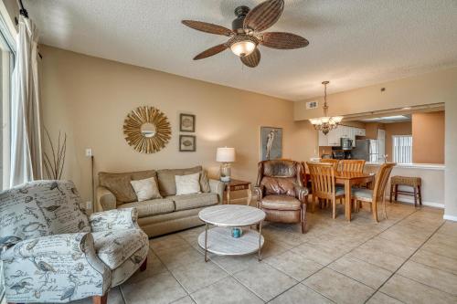 HP 124 Condo by 30A Escapes في روزماري بيتش: غرفة معيشة بها أريكة وطاولة
