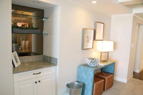 シエスタ・キーにあるGulf and Bay Club- F503のカウンターとテーブル上のランプ付