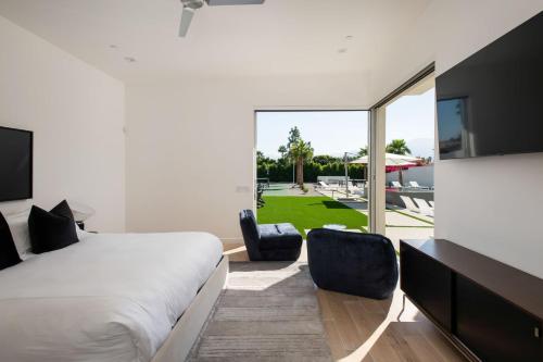 Ένα ή περισσότερα κρεβάτια σε δωμάτιο στο Gold @ Elemento49 Pool Pickleball Sleeps 18