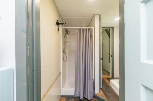 een badkamer met een douche met een douchegordijn bij Marysol Main in Edisto Beach