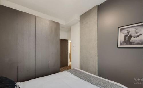 En eller flere senge i et værelse på Corporate Stays The Wedge 1 Bedroom