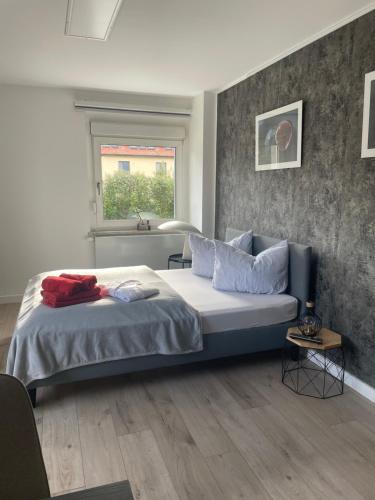 a bedroom with a king sized bed and a window at Body Kult Loft - Modernes Appartement mit 2 separaten Schlafzimmern - kostenlose Parkplätze direkt an der Unterkunft in Zwickau