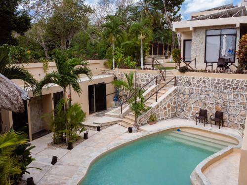 ein Bild eines Swimmingpools vor einem Haus in der Unterkunft Villas Mandarina Bacalar in Bacalar