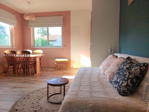 un soggiorno con un divano e un tavolo di בדרך לנחל a Sde Nehemia