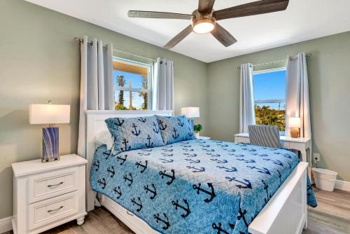 Postel nebo postele na pokoji v ubytování Steps to Sand – 2BR Beach Vibes + Bikes & BBQ