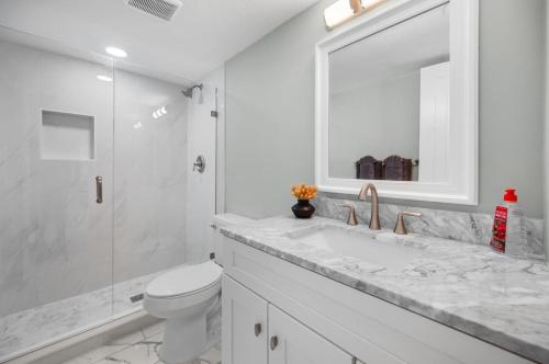 Koupelna v ubytování 2-Unit Beach Combo – Bikes, Sand & Sunsets