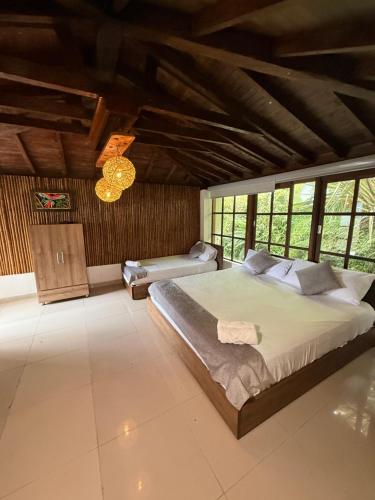 Ένα ή περισσότερα κρεβάτια σε δωμάτιο στο Oru Forest Retreat & Eco Lodge, just 15 minutes from the airport