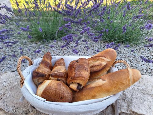 una cesta llena de panes en una cesta en Mon Eden, en Meynes