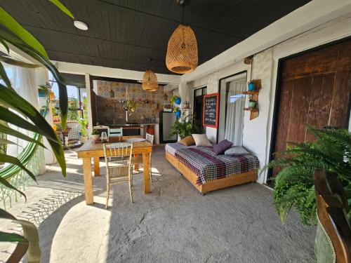 A seating area at Ecohotel Zona 7 en Rionegro