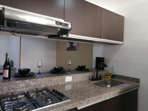 a kitchen with a stove top and a sink at Privado y fascinante Apartaestudio San Alonso in Bucaramanga