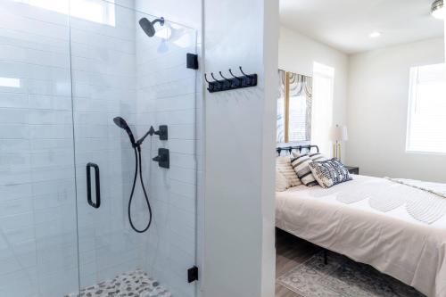 Koupelna v ubytování Surf Inn Lake Powell Sleeps 15 Hot Tub Views