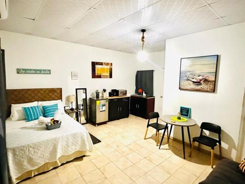 Postel nebo postele na pokoji v ubytování EcoSurf Villa Sunzal, La Libertad