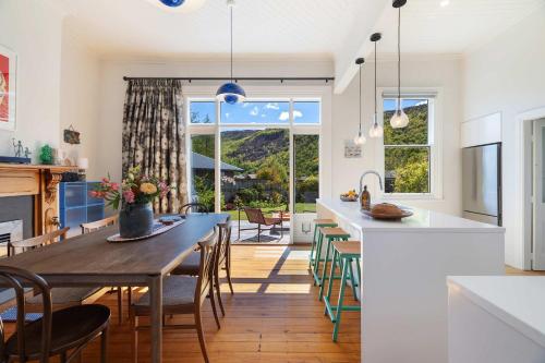 a kitchen and dining room with a table and chairs at The 1909 Gables Villa in Arrowtown