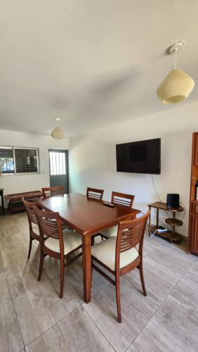 ein Esszimmer mit Tisch und Stühlen und einem Fernseher in der Unterkunft El Descanso Placentero in Cordoba