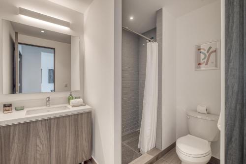 ein Badezimmer mit Toilette, Waschbecken und Dusche in der Unterkunft Nido at Gran Ciudad Nuevo Polanco in Mexiko-Stadt
