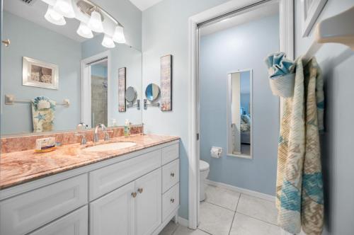 Un baño con lavabo e inodoro en Gulf Sands – 3BR Steps to Pool & Private Beach, en Punta Gorda Beach
