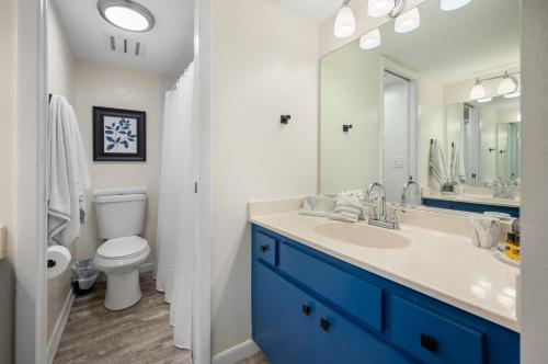 Vannituba majutusasutuses 2BR Sandpiper Key – Bright, Stylish & Coastal