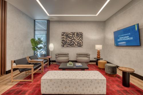 a living room with a couch and a table at Nido x Gran Ciudad Nuevo Polanco in Mexico City