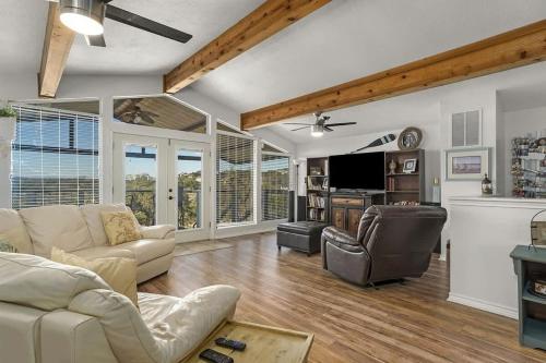 ein Wohnzimmer mit Sofa und Fernseher in der Unterkunft Waterfront Family Oasis Spa Firepit Outdoor Kitchen in Canyon Lake