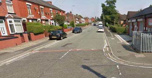 een lege straat met geparkeerde auto's in een woonwijk bij Stylish 3-Bed 15min to Manchester City Centre in Ashton under Lyne