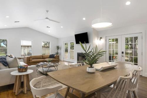 een woonkamer met een tafel en een bank bij Luxury Family Stay with Heated Pool Spa Fire Pit Games in Fredericksburg