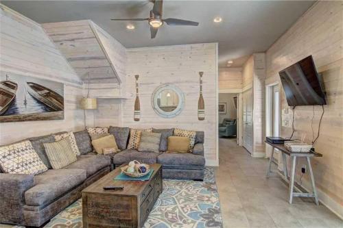 Et tv og/eller underholdning på Pet Friendly Shared Pool Winter Texan Family Deals