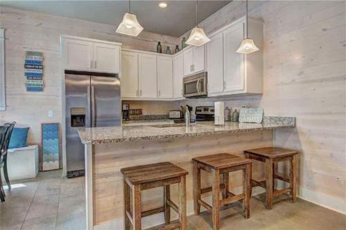 Køkken eller tekøkken på Pet Friendly Shared Pool Winter Texan Family Deals