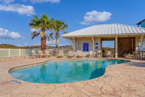 Πισίνα στο ή κοντά στο Beach Access Hot Tub Game Room Sleeps Family 16