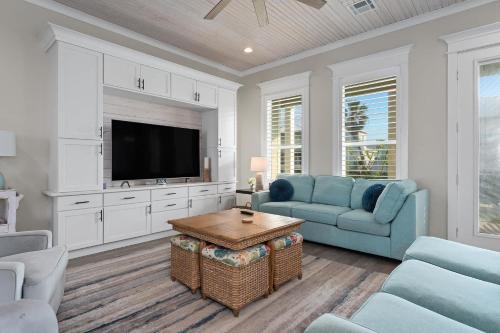 Μια τηλεόραση ή/και κέντρο ψυχαγωγίας στο Beach Access Hot Tub Game Room Sleeps Family 16