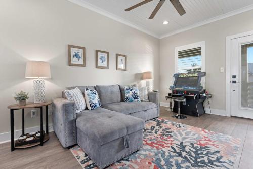 パドレ・アイランドにあるBeach Access Hot Tub Game Room Sleeps Family 16のソファとテレビのあるリビングルーム