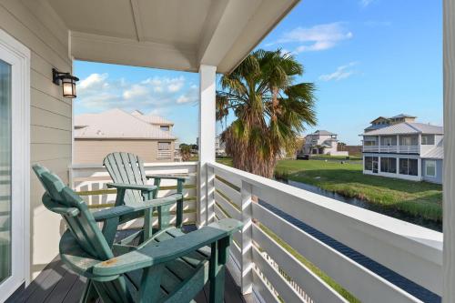 パドレ・アイランドにあるBeach Access Hot Tub Game Room Sleeps Family 16の家の玄関に座る椅子2脚