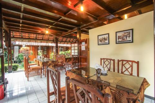 a dining room with a table and chairs at Delta Homestay in Yogyakarta